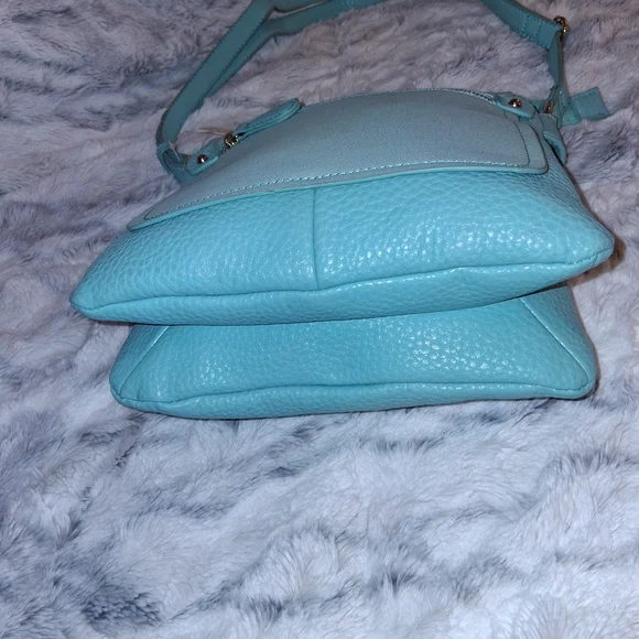 Elegant Teal Crossbody Bag with Structured Design - Picture 5 of 11